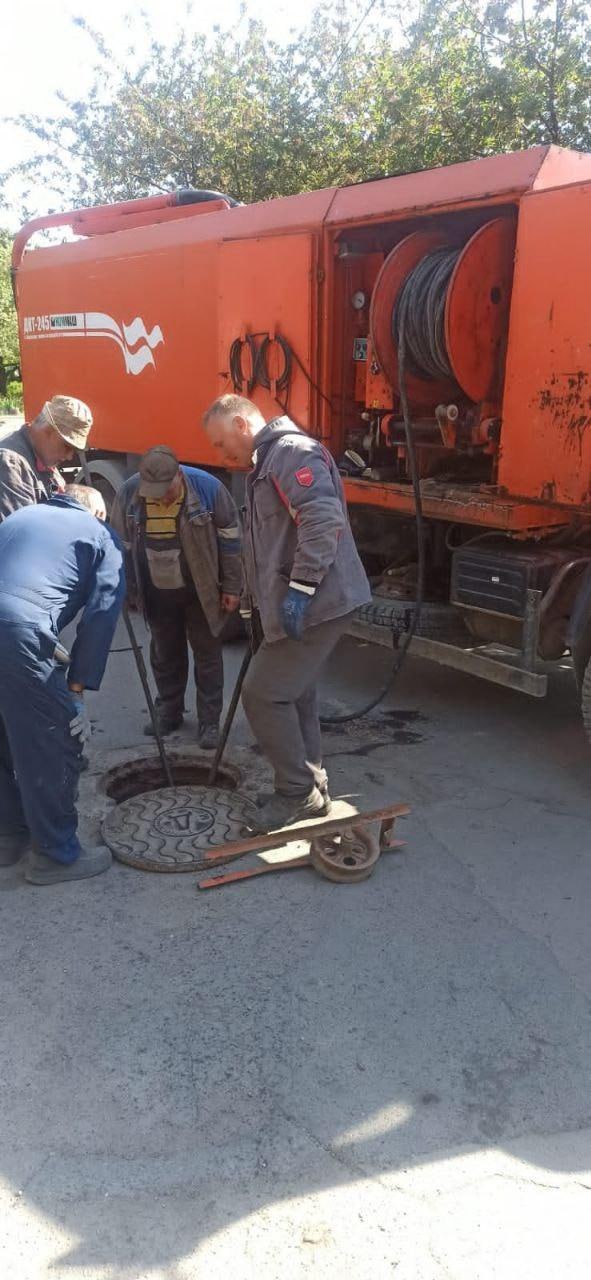 Тульские строители продолжают работы в Мариуполе Рабочие региона-шефа задействовали гидромашину и промыли канализацию на улице Полетаева.