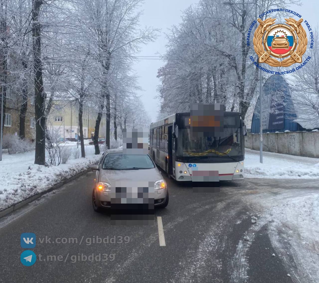 13 калининградских автобусов временно изменили маршрут из за ДТП на улице Павлика Морозова Там автобус столкнулся с легковушкой Из за аварии движение в направлении центра города полностью перекрыто В результате удара в салоне автобуса упала и предположительно получила травмы одна из пассажирок Центр организации дорожного движения сообщил что автобусы 7 10 11 16 19 21 29 34 39 40 63 72 87 временно следуют в объезд по улицам Минусинской и Коммунистической Подписаться Прислать новости