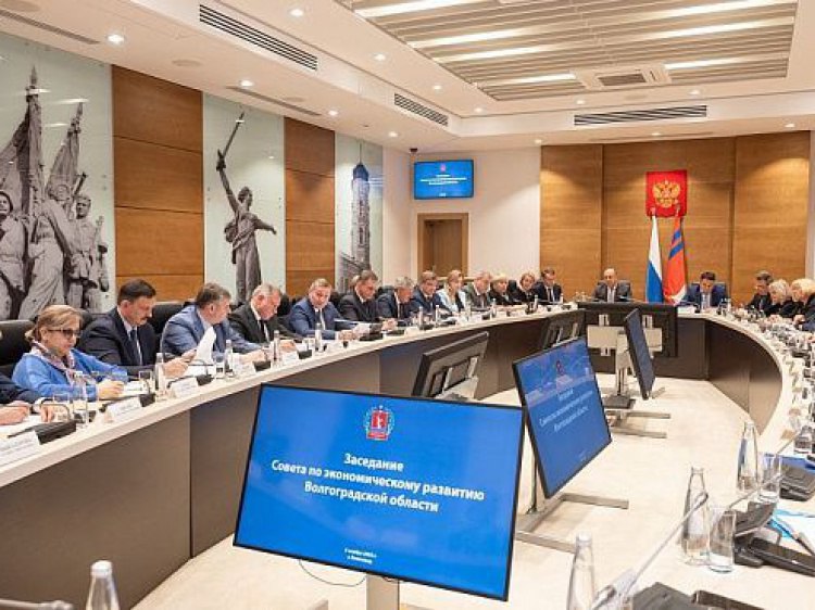 В Волгоградской области создадут рабочую группу по реализации соцполитики Сегодня в Волгоградской областной думе прошел Совет по экономическому развитию Волгоградской области Как рассказали Волжский ру в региональной администрации было вновь отмечено что социально экономическая ситуация в регионе стабильная выполняются все социальные обязательства и реализуются задачи Глава региона отметил что работа над формированием бюджета на следующий год проходит в условиях постоянно расширяющихся санкций и попыток нанесения ущерба критически важной инфраструктуре Подробнее на Волжский ру www volzsky ru index php wx 16 wx2 81621 ВолжскийРу волжский vlz
