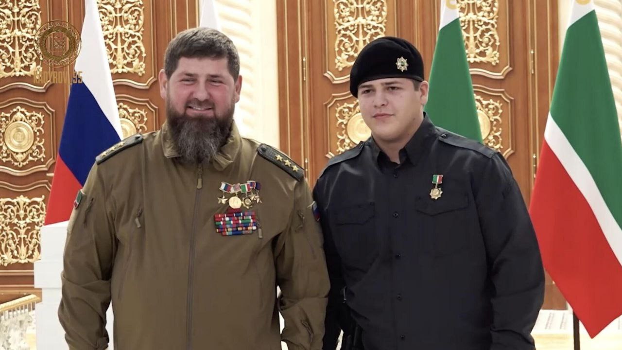 У Адама нет незаслуженных наград они все получены за его конкретные достижения У него есть богатый опыт знания и практика Рамзан Кадыров Глава Чечни Рамзан Кадыров прокомментировал награды полученные его 17 летним сыном Адамом Я рос рядом с моим отцом всегда был рядом многому научился именно рядом с ним Адам тоже вырос рядом со мной Поэтому он уже имеет богатый опыт и знания Есть и практика Когда меня поставили на должность первого вице премьера правительства региона я тоже был молодым Тем не менее Владимир Владимирович доверил мне этот пост Адам тоже успешно справляется и я никаких претензий не имею хотя у меня спрос с него как с сына в разы больше Если это упрёк насчёт наград то я считаю что там нет незаслуженных Все кто удостаивал Адама наград делали это за его конкретные достижения Caucasian bureau