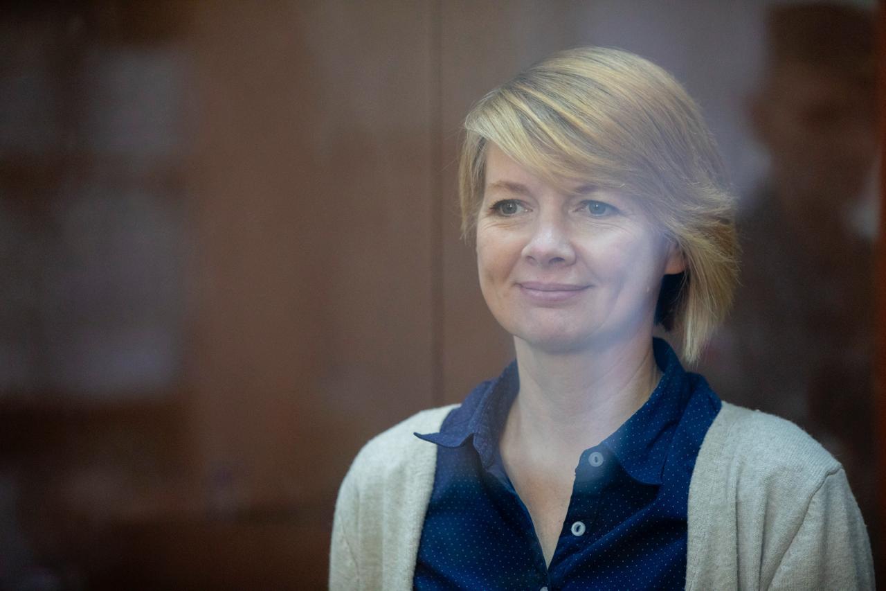 Суд отложил рассмотрение апелляции на приговор уфимской журналистки Ольги Комлевой поскольку она не может говорить Муж Ольги Комлевой Вячеслав сказал что состояние журналистки остается прежним передает RusNews Супруги обращались в Верховный суд Башкортостана с просьбой учесть это Сначала заседание по апелляции закрыли а затем перенесли RusNews пишет что суд возобновится когда у Комлевой восстановится речь О том что журналистка не может говорить стало известно 21 октября Комлева сообщила в письме мужу что речь в СИЗО в Дюртюлях пропала у нее 8 сентября В июле Комлеву приговорили к 12 годам колонии по делу о военных фейках и сотрудничестве с ФБК Детали обвинения до сих пор неизвестны все заседания проходили в закрытом режиме Фото Александра Астахова Медиазона