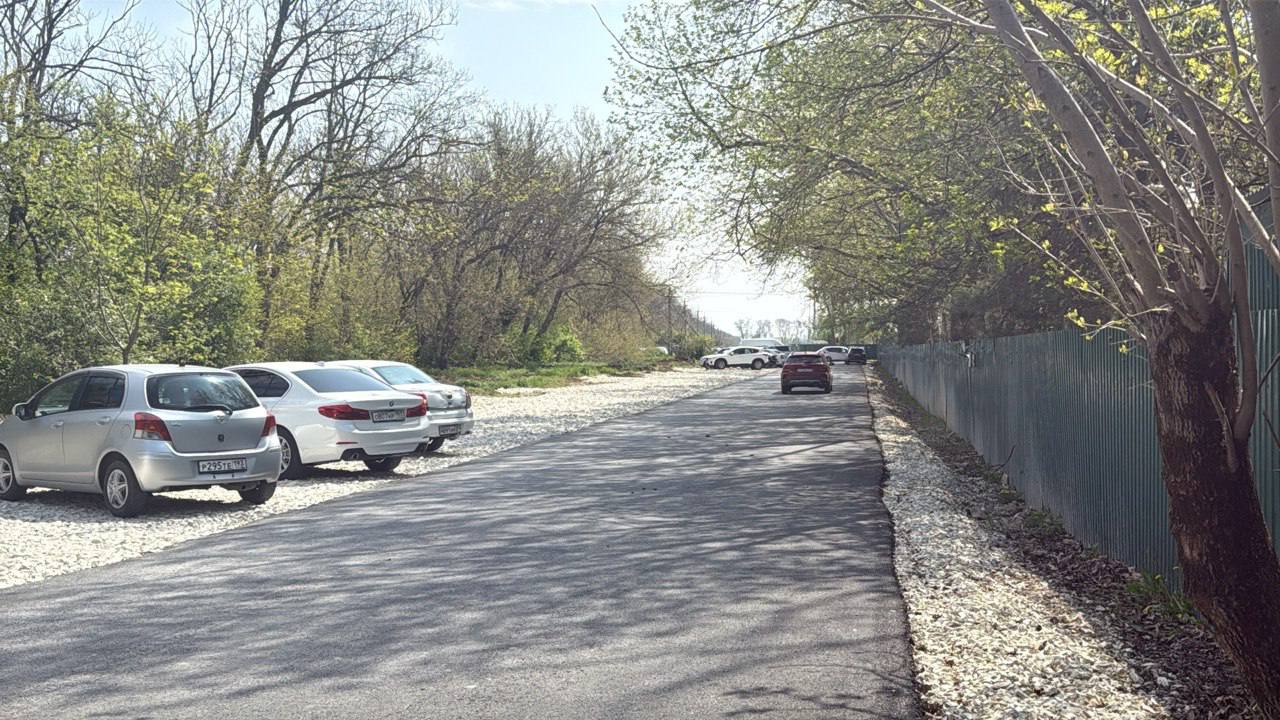 К Радонице возле городского кладбища Анапы обустроили парковку Благоустройство нового парковочного пространства на 100 автомобилей произвело предприятие «Бюро по оказанию ритуальных услуг», помощь оказали депутат Совета Дмитрий Сорокин и предприниматель Валерий Асланов. Как рассказал руководитель предприятия Сергей Слюсарь, перед родительским днем также заасфальтировали участок дороги, ведущий к мемориальному комплексу, посвященному погибшим в ходе СВО солдатам. Напомним, завтра с 08:00 до 19:00 в Анапе изменится движение транспорта на подъезде к городскому кладбищу. Будет ограничено с устройством одностороннего движения по улице Мирной — на участке от дома № 31  поворот в ЖК «Времена года»  до улицы Народной  в направлении от Чехова в сторону Народной , а также по улице Народной — на участке от Мирной до Анапского шоссе  в направлении от Мирной в сторону Анапского шоссе .  #АнапаСегодня  #НовостиАнапыСегодня #НовостиАнапы #АнапаНовости #СегодняВАнапе #АнапаМедиа #СвежиеНовостиАнапы #АктуальныеНовостиАнапы