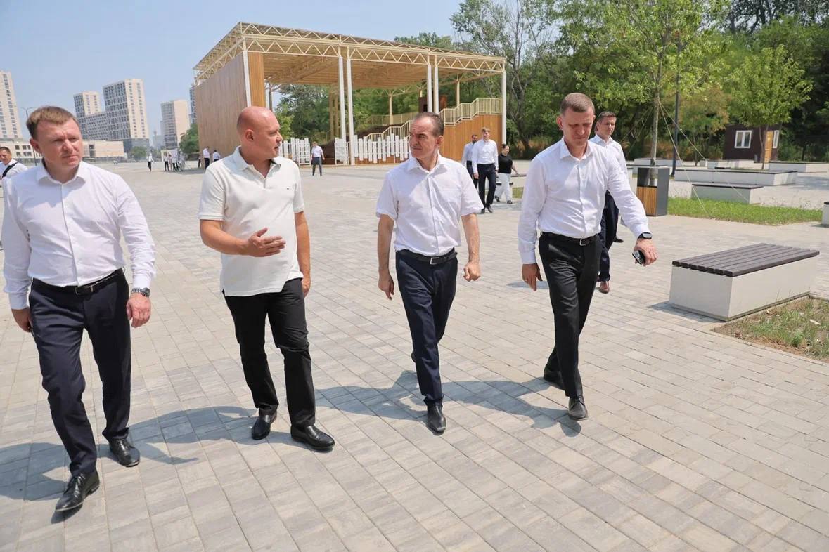 Краснодар — магнит для инвестиций: кто стоит за экономическим прорывом города  О том, как крайцентр стал точкой притяжения для бизнеса и какова роль в этом процессе региональных и муниципальных властей, порталу ЯСНО рассказала Карина Косенкова, член кубанского Совета по развитию гражданского общества и правам человека, профессор кафедры мировой экономики и менеджмента КубГУ.  С 2015 по 2025 годы в Краснодаре реализовано 58 инвестиционных проектов на общую сумму 110,8 млрд рублей, а общий объем инвестиций в основной капитал экономики города достиг 1,6 трлн рублей.  —  Краснодарский край долгое время не был промышленным регионом. Но за последние 10 лет мы сделали огромный шаг вперед. Сегодня мы не только не отстаем, но и конкурируем с развитыми регионами.   Несмотря на успехи, Краснодар сталкивается с вызовами, связанными с быстрым ростом населения и нагрузкой на инфраструктуру. По словам Косенковой, краевые и городские власти активно работают над их решением:   — Инвесторы видят перспективы региона, а администрация создает условия, чтобы эти перспективы реализовались. Это синергия, которая позволяет Краснодару двигаться вперед даже в сложных экономических условиях.  Подробнее  --  ЯСНО - новости со смыслом