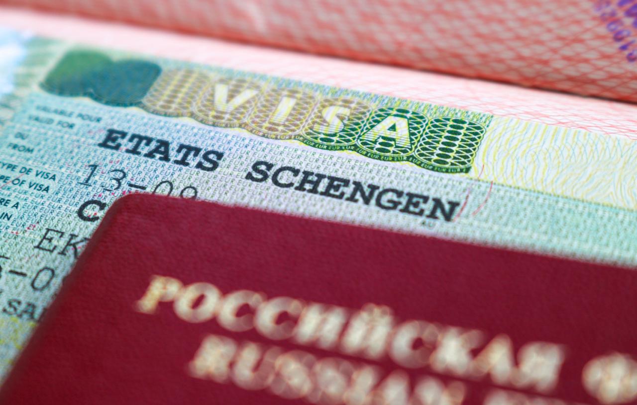 ЕС может прекратить выдачу туристических виз россиянам в рамках 19 го пакета санкций сообщает ANSA Главы МИД ЕС обсудят меры на следующей неделе Ранее Чехия предложила ограничить передвижение российских дипломатов в Шенгене Еврокомиссия вынесет пакет на рассмотрение 12 сентября tipical vizovik