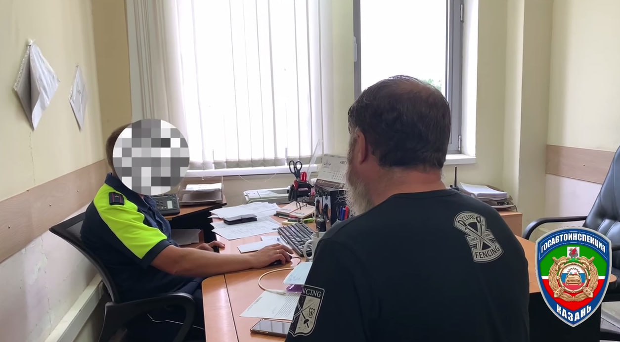 Председателя правления союза художников Татарстана лишили водительских прав Как сообщили в Госавтоинспекции Казани, 5 августа 2025 года водитель автомобиля «Форд Транзит» не уступил дорогу на пешеходном переходе и сбил троих детей. По информации татарских СМИ, за рулем находился председатель правления союза художников РТ Альберт Шиабиев. После ДТП он покинул место происшествия. Дети были доставлены в медучреждение. 12-летние мальчик и девочка продолжают находиться в больнице, 14-летнюю девочку уже выписали из больницы. Водителя автомобиля задержали 6 августа. Мужчина признался, что сел за руль пьяным. Альберта Шиабиева лишили водителских прав на 1,5 года и составили административные материалы по четырем статьям. В их числе: • непредоставление преимущества пешеходу; • оставление места ДТП; • управление ТС водителем, не имеющим при себе документов на право управления; • отсутствие полиса ОСАГО; Обратная связь Подписаться