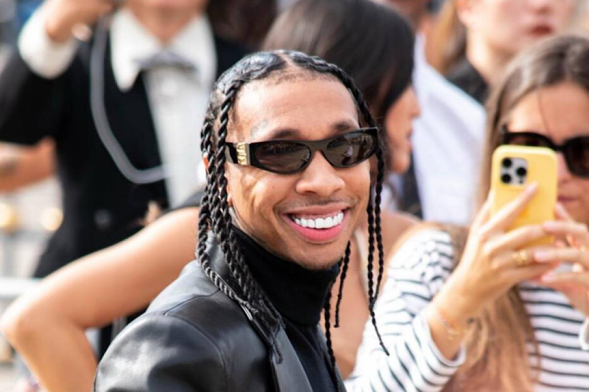 Американский рэпер Tyga снова в Москве  Американский рэпер Tyga  настоящее имя Майкл Рэй Нгуен-Стивенсон  вновь посетил Москву, прилетев в столицу глубокой ночью и сразу же отправившись в один из популярных ночных клубов, где неожиданно для публики дал небольшой концерт.  По информации Telegram-канала SHOT, музыкант приземлился в Москве около 3:00, заселился в отель Four Seasons, а затем направился в клуб Secret Room, где провел время, наслаждаясь отдыхом и исполнив несколько своих самых известных хитов прямо на сцене.  Это не первый визит Tyga в Россию. Ранее он тайно прилетал в Екатеринбург для выступления на свадьбе, за которое, по данным Telegram-канала Mash, получил около $800 тысяч.  Фанаты артиста выразили свою радость в социальных сетях по поводу того, что Tyga не испугался приехать в Москву, несмотря на существующую напряженность в отношениях между США и Россией.