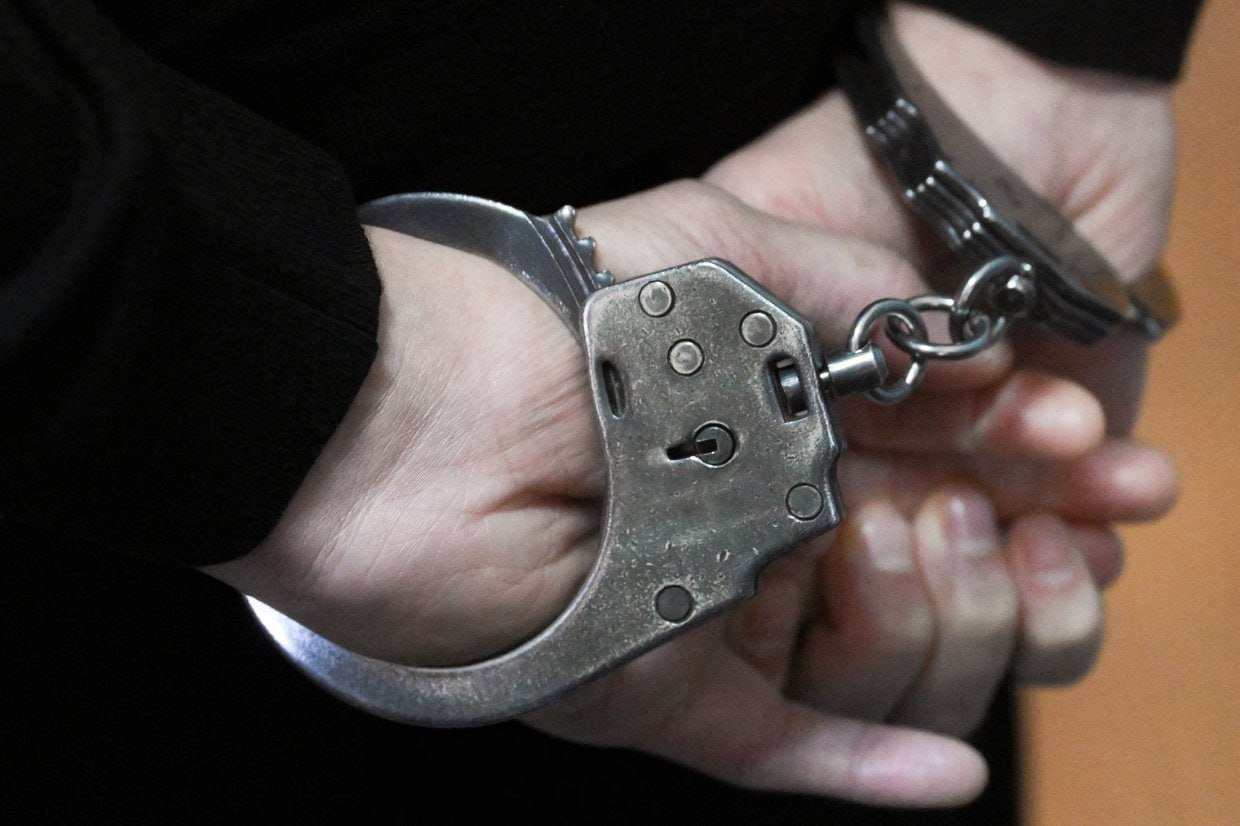 Убийство из за детской игры Уралец зарезал друга проигравшего в камень ножницы бумага Туринский районный суд вынес приговор по делу об убийстве в процессе застолья правда повод для преступления был нетипичный проигрыш в детской забаве Дело было в мае когда фигурант несколько дней провел в компании товарища и его знакомой В какой то момент мужчины заскучали и решили сыграть на интерес в камень ножницы бумага Победитель получал право либо убить проигравшего либо заказать ему убийство другого человека Когда второй участник проиграл приятели поссорились фигурант схватил со стола кухонный нож и трижды ударил им оппонента Опомнившись он вызвал скорую раненого госпитализировали но спасти не смогли он умер в больнице Подписаться на Российскую газету в Читать нас в MAX