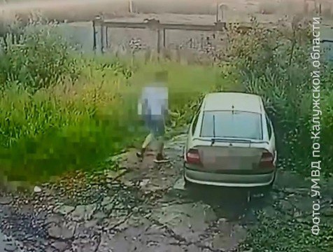 В Калужской области установили личность подозреваемого в угоне автомобиля По информации УМВД по Калуге, 24-летний житель области, будучи в состоянии алкогольного опьянения, сел за руль транспортного средства приятеля, чтобы добраться до торговой точки и приобрести спиртное. По информации очевидцев, водитель не справился с управлением и наехал на пешехода. В ходе разбирательства сотрудники правоохранительных органов выяснили: владелец автомобиля, не давал разрешения подозреваемому на управление транспортным средством.