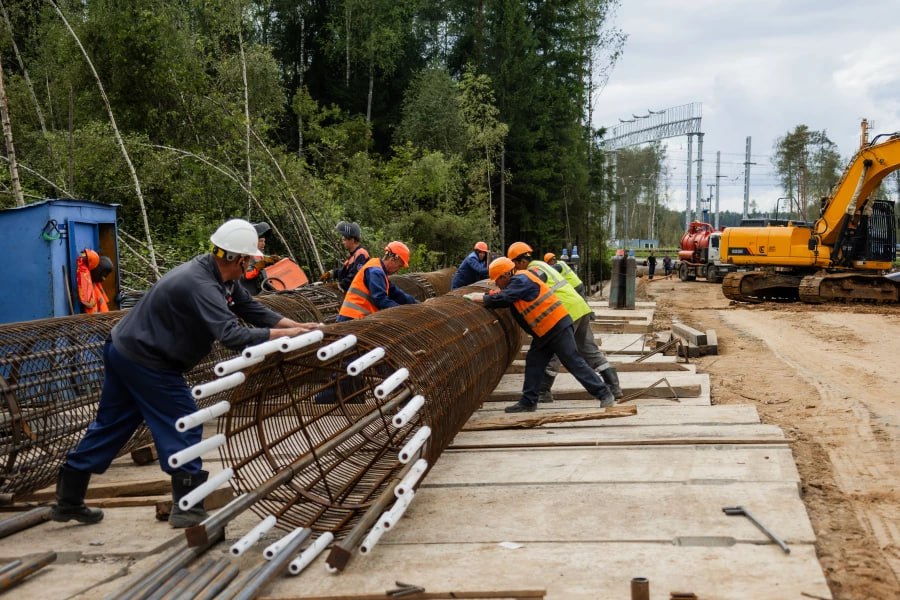 РЖД и компания Дороги и Мосты построят 10 заводов для ВСМ Москва Санкт Петербург Предприятия будут выпускать элементы искусственных сооружений Все необходимые решения по финансированию проекта приняты советом директоров ОАО РЖД Около 30 пути первой высокоскоростной магистрали пройдут над землёй Предстоит построить порядка 180 км искусственных сооружений Их будут возводить с применением более 5 тыс коробчатых железобетонных балок каждая длиной 32 м и весом более 700 т Везти этот негабарит по автодорогам затруднительно Чтобы упростить логистику и выдерживать высокий темп строительства РЖД и компания Дороги и Мосты построят 10 заводов вдоль трассы ВСМ Москва Санкт Петербург Возвести производственные площадки планируется в кратчайшие сроки и с апреля 2026 года уже приступить к производству железобетонных балок Подробнее   Подпишись на MASHNEWS