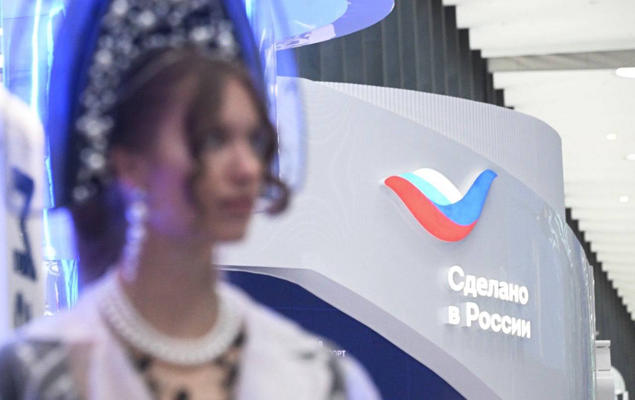 В эту субботу в самом сердце Москвы впервые пройдет международная ярмарка онлайн-продаж российских брендов Это новое мероприятие программы «Сделано в России» Его цель — продвижение отечественной продукции через ведущие онлайн-платформы на рынке Китая, одном из наиболее емких и перспективных в мире. Что сделаем? В специальном павильоне в парке Зарядье популярный китайский блогер с аудиторией 100+ млн человек в прямом эфире расскажет о российских товарах, которые зрители смогут сразу же приобрести через международную платформу электронной торговли Kuaishou. Ярмарка онлайн-продаж в Москве даст старт фестивалю-ярмарке «Сделано в России» в Харбине. Таким образом мы создадим единую платформу для продвижения наших компаний по физическим и электронным каналам продаж. Соорганизаторы ярмарки онлайн-продаж — Минпромторг России, Российский экспортный центр, Фонд Росконгресс и Агентство стратегических инициатив. Официальный партнер — Правительство г. Москвы. Мероприятие проводится при поддержке Китайского комитета содействия международной торговле.
