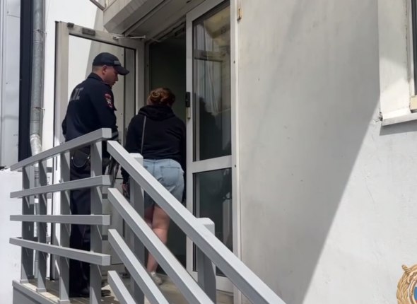 Вероятного организатора гонок, где погибла юная девушка, установили в Ангарске Как сообщили в полиции, координатором нелегального мероприятия является женщина ВИДЕО Читать подробнее на сайте...