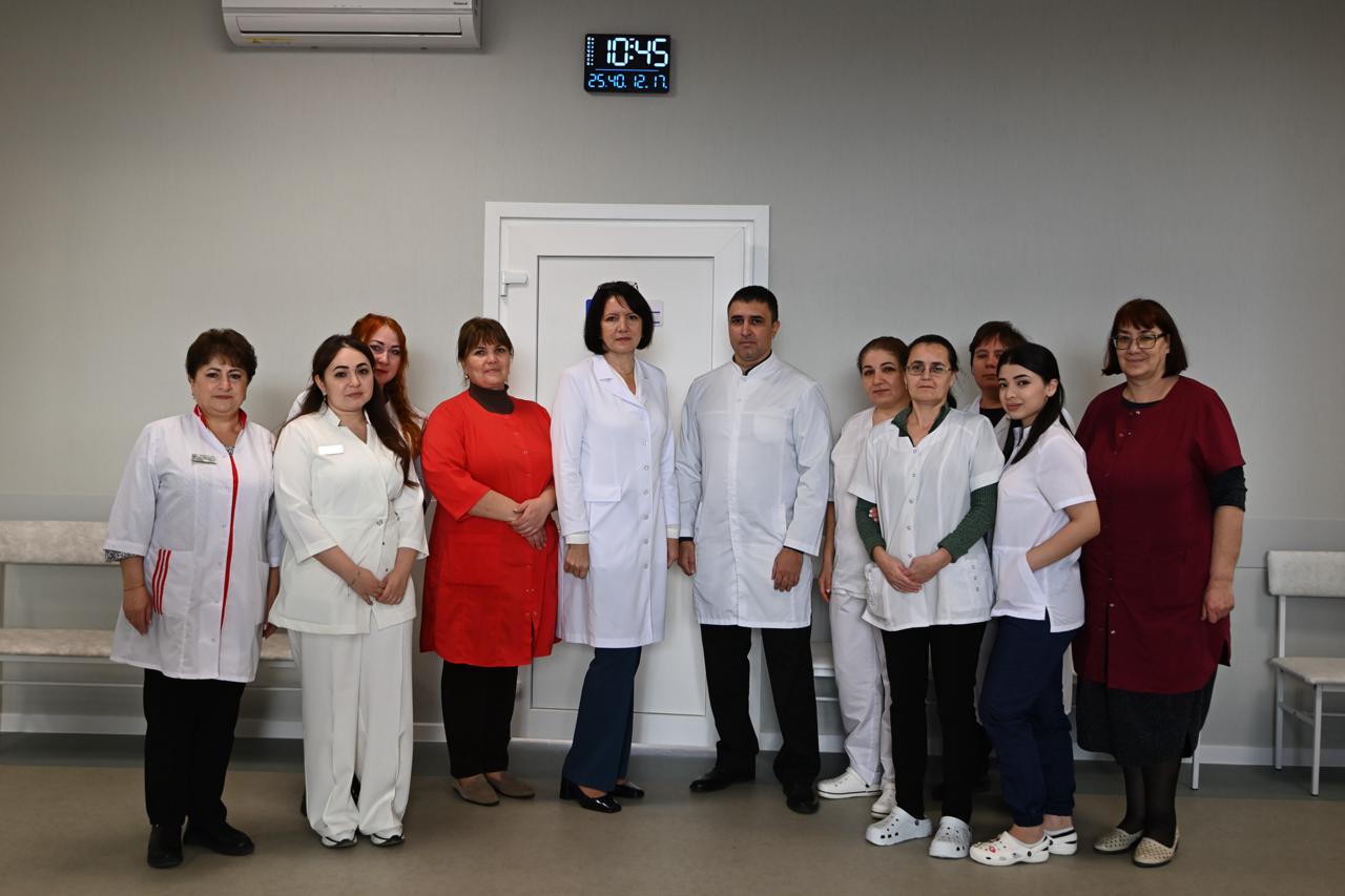 В Адыгее открылись сразу 4 врачебные амбулатории Сегодня в Майкопском районе состоялось открытие сразу четырех врачебных амбулаторий в станице Абадзехской хуторе Северо Восточные Сады поселках Краснооктябрьский и Победа Мероприятия прошли с участием представителей органов власти Глава Республики Адыгея Мурат Кумпилов ознакомился с результатами строительства амбулатории в поселке Победа Строительство амбулатории в п Победа началось в 2024 году для повышения доступности медицинской помощи в сельской местности На эти цели было направлено 36 млн рублей еще 5 млн рублей на закупку медоборудования и мебели В здании общей площадью 420 кв метров проведено зонирование на детскую и взрослую части дневной стационар процедурные и прививочные кабинеты а также кабинеты медпрофилактики В детском отделении будет вести прием врач педиатр Во взрослом отделении пациенты смогут обратиться за помощью к терапевту и стоматологу Амбулатория рассчитана на 50 посещений в смену В ходе общения с медперсоналом и местными жителями Глава Адыгеи обсудил вопросы доступности медицинской помощи в поселке Жители поблагодарили Мурата Кумпилова за внимание и существенные преобразования в республике которые повысили качество жизни в сельской местности Глава Адыгеи рассказал о перспективах дальнейшей работы для улучшения социальной инфраструктуры в том числе системы здравоохранения Также руководитель региона поставил перед Минздравом РА задачу усилить работу по привлечению медицинских специалистов в районы в том числе через программы Земский доктор и Земский фельдшер За время их действия в сельские медучреждения Адыгеи уже направлено 210 врачей и 77 средних медицинских работников в этом году еще 32 врача и 7 медработников среднего звена Для их работы создаются необходимые условия В этом году в рамках регионального проекта Модернизация первичного звена здравоохранения нацпроекта Продолжительная и активная жизнь построено 7 врачебных амбулаторий в селе Садовое Красногвардейский район в станице Абадзехской Майкопский район в поселке Победа Майкопский район в поселке Краснооктябрьском Майкопский район в хуторе Северо Восточные Сады Майкопский район В ближайшее время новые амбулатории будут открыты в ауле Афипсип Тахтамукайский район в ауле Шенджий Тахтамукайский район