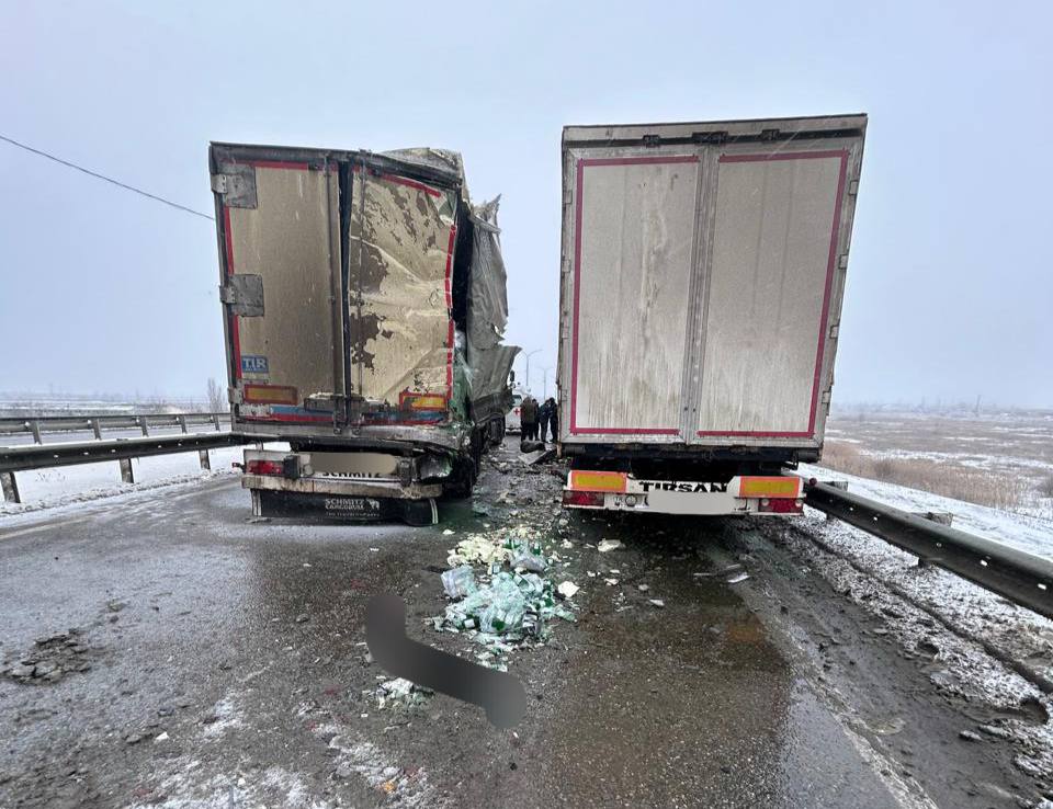 Авария с грузовиками затруднила движение на трассе под Невинномысском  ДТП с участием двух грузовых автомобилей случилось на ФАД «Кавказ» вблизи города днём 17 февраля.  По предварительным данным, у грузовика DAF, двигавшегося со стороны Кавминвод в направлении Ставрополя, произошла поломка сцепного устройства. В результате полуприцеп отсоединился от тягача. Следовавший в том же направлении грузовик Scania столкнулся с отцепившимся полуприцепом.  Как сообщили в краевой ГАИ, в аварии пострадал 34-летний водитель Scania, его госпитализировали в больницу Невинномысска.  В настоящее время движение на месте происшествия затруднено. Работают экипажи ДПС, которые перенаправляют транспорт по крайней левой полосе дороги.  Фото: