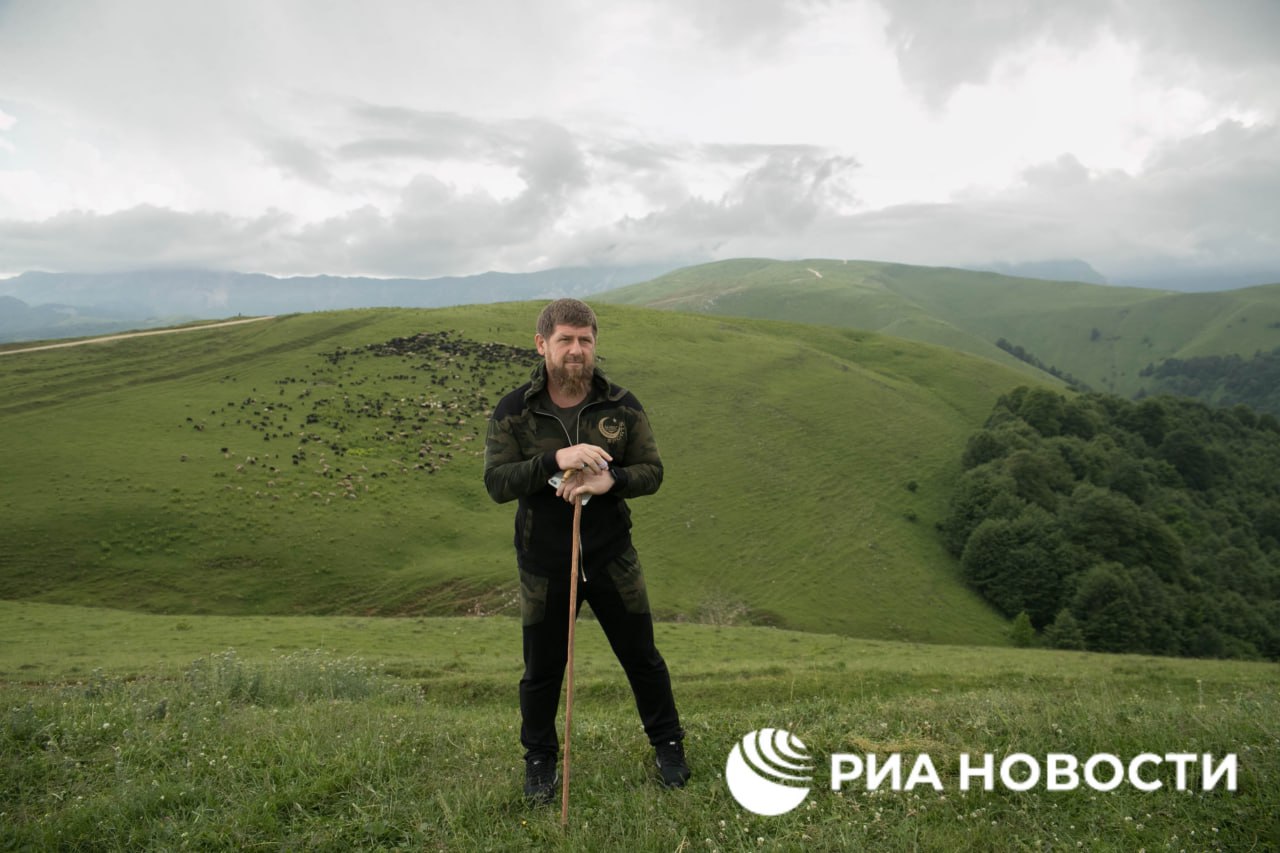 Кадыров в интервью РИА Новости рассказал где еще не был в Чечне Как раз сегодня я проложил у себя в голове маршрут в Харкарой местность в горах Веденского района где я еще не был Там есть башни небольшой древний город крепость Может и звучит странно но я до сих пор не раскрыл для себя всю республику со всеми её прелестями Я желал бы путешественникам открыть для себя всю Чеченскую Республику она везде разная и везде красивая У нас есть очень завораживающие места интересные маршруты где можно отдохнуть от души и для души сказал Кадыров Подписаться на РИА Новости