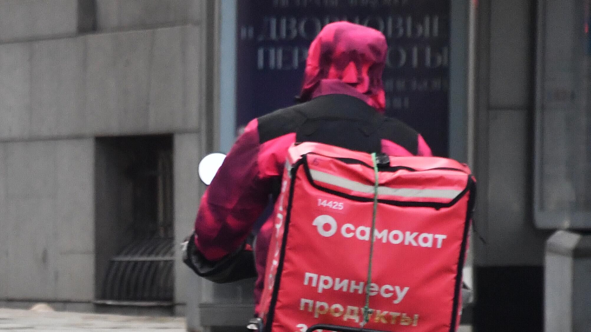 Среднестатистический курьер в России это молодой мужчина возрастом до 25 лет со средним образованием и без опыта работы следует из результатов исследования сервиса hh ru которое есть в распоряжении РИА Новости Среди соискателей на позиции сотрудников службы доставки наиболее представлены молодые кандидаты Так на группу 14 18 лет приходится 22 резюме а на соискателей в возрасте 18 25 лет 29 от общего числа резюме в этом сегменте рассказали аналитики Если смотреть по половой принадлежности то подавляющее число ищущих работу курьеров мужчины их 76 против 24 женщин Образование у большинства соискателей среднее 59 специальное у 16 а высшее у 10 Иногда среди соискателей встречаются и соискатели с академическим прошлым в совокупности они составляют менее 0 1 от общего числа добавили аналитики