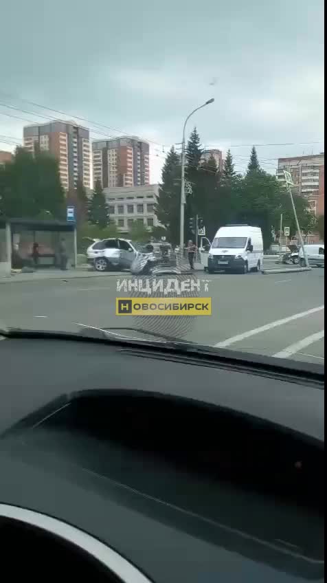 Столкновение BMW и Honda в Новосибирске: снесены светофоры, пострадавших нет