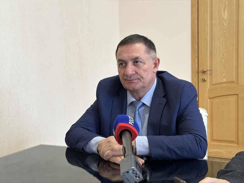 ИЗ СВЕЖЕГО НОМЕРА Сроки маршруты и ожидаемые результаты Председатель Комитета дорожного хозяйства Северной Осетии Тариэль Солиев провел пресс конференцию В рамках нацпроекта Инфраструктура для жизни в 2025 году было запланировано 17 объектов Сегодня сданы в эксплуатацию 14 из них Также он заверил что все федеральные средства предусмотренные в этом году на дорожно ремонтные работы освоены в полном объеме Большую работу комитет провел в Дигорском районе За счет средств нацпроекта проведены работы на четырех объектах в том числе капитально отремонтированы 2 километровый участок региональной дороги Владикавказ Ардон Чикола Лескен 2 проходящий по райцентру и участок автодороги Дигора Дур Дур Сурх Дигора также отремонтированы 2 участка дороги от Дигоры к минеральным источникам Помимо объектов по нацпроекту Инфраструктура для жизни в 2025 г Комитетом дорожного хозяйства были выделены субсидии всем муниципальным районам республики на дорожную деятельность в отношении автомобильных дорог общего пользования местного значения Подробнее в СО