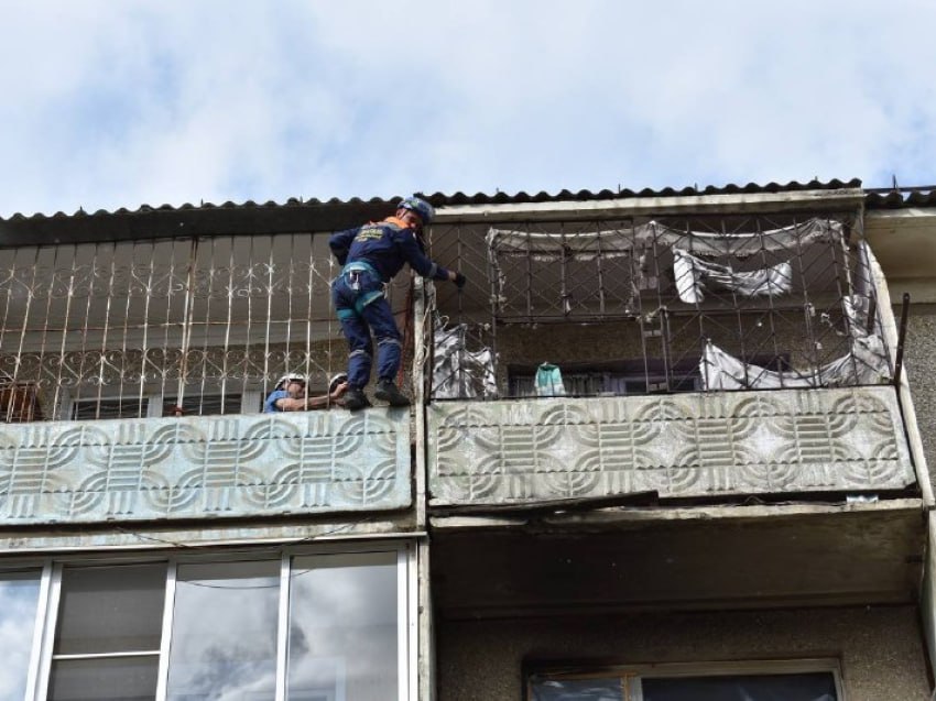 Спасатели помогли лежавшей на балконе женщине в Чите   Спасатели «Забайкалпожспаса» помогли лежавшей на балконе женщине. На попытки дозваться её читинка не откликалась.    К спасателям 26 января в районе15.45 обратился очевидец. По его словам, на балконе 4 этажа по адресу улица. Ватутина, 27 находится женщина. На попытки дозваться она не реагирует. Спасатели при помощи альпинистского снаряжения спустились с крыши на балкон четвёртого этажа, занесли женщину в квартиру и передали медикам.   Фото: пресс-службы департамента ГО и ПБ по Забайкалью.  ChitaMedia Забайкальский край