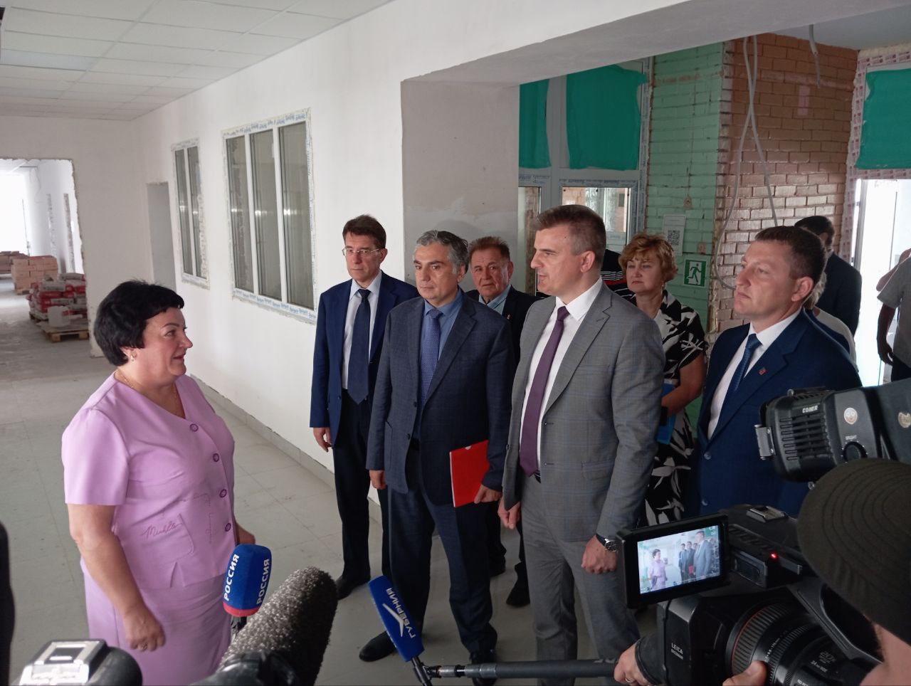 Вице-губернатор Самарской области Вячеслав Романов посетил среднюю общеобразовательную школу имени полного кавалера ордена Славы А.М. Сергеева В ходе визита была дана оценка капитальному ремонту, который проводится в образовательном учреждении. В школе обучаются 461 ребенок, занятия проходят в две смены. Учебное заведение не видело капитального ремонта более 20 лет. За это время в подвальном помещении скапливались грунтовые воды, что привело к разрушению фундамента и фасада здания. С 1 апреля 2025 года в школе начались ремонтные работы. Финансирование программы капитального ремонта из регионального бюджета составляет 50 миллионов рублей. Завершение всех работ запланировано на 1 августа 2025 года. Учителя школы обратились с просьбой посодействовать с ремонтом детского сада в маленьком селе Владимировка. Было принято решение направить часть средств, оставшихся от капитального ремонта школы, на эти цели. Ремонт детского сада будет сделан в этом году. Также учителя обратили внимание на проблему отсутствия освещения на улице Степной, из-за чего детям страшно уходить домой после второй смены. Вице-губернатор заверил, что проблема будет решена: будет сделан тротуар и установлено освещение на этой улице. : ГТРК Самара