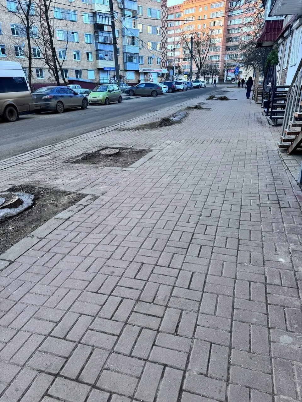 Посадки на Николо Козинской все таки будут На Николо Козинской улице облысевшей после того как там в прошлом году вырубили пораженные златкой ясени и клены теперь планируется компенсационная высадка деревьев Пни тоже пообещали выкорчевать в третьем квартале этого года На Н Козинской проведем компенсационную высадку в местах где это возможно позволяет ширина тротуара нет подземных и воздушных коммуникаций рассказали в городской администрации Калуги Две недели назад в городской администрации заявили что деревья на Николо Козинской сажать не планируется так как на этой улице невозможно создать благоприятные условия для роста и развития растений   Наш канал в МАХ