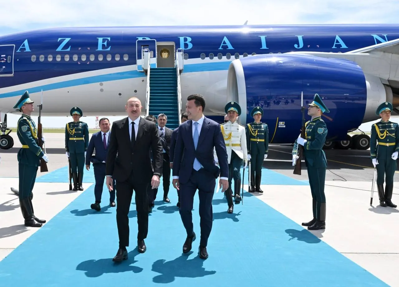 15 мая президент Азербайджана Ильхам Алиев по приглашению президента Казахстана Касым Жомарта Токаева прибыл с рабочим визитом в эту страну для участия в неформальном саммите глав государств Организации тюркских государств cbctvaz