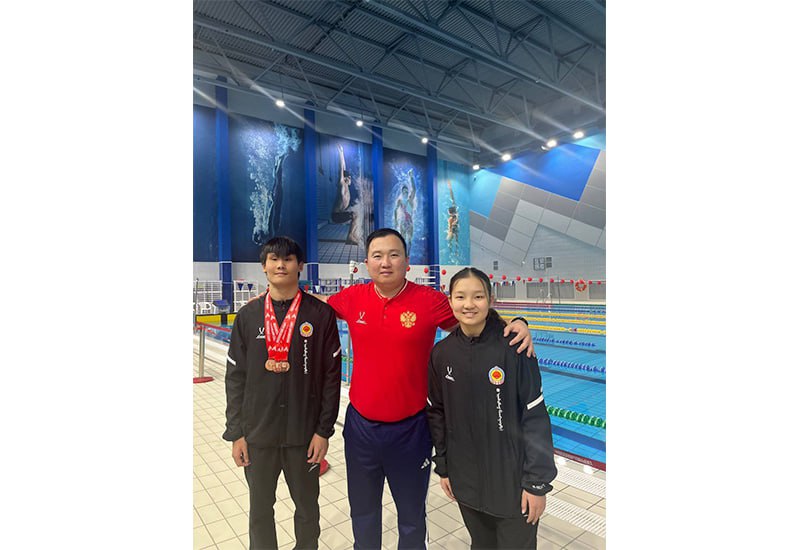 Параспортсмен из Калмыкии завоевал три бронзовые медали на соревнованиях в Москве В Москве на базе современного спортивного комплекса Акватория Зил прошел Открытый кубок Олеси Владыкиной по плаванию среди лиц с ограниченными возможностями здоровья   Соревнования объединили более 330 сильнейших атлетов более чем из 20 регионов России а также Республики Беларусь Калмыкию представили воспитанники БУ ДО РК Республиканская спортивно адаптивная школа паралимпийского резерва Наши ребята показали стальной характер и волю к победе Абушаев Дантес стал трехкратным бронзовым призером кубка класс S11 S13 Он выиграл бронзу в дисциплинах 50 м брасс 100 м брасс 100 м баттерфляй Юлиана Бамбыкова класс S15 заняла пятое место в дисциплине 100 м на спине Тренер спортсменов Чингис Оников Присоединяйтесь к нашему официальному каналу в MAX   РИАКалмыкия РеспубликаКалмыкия БуддизмКалмыкии2025 КалмыкияМестоСилы