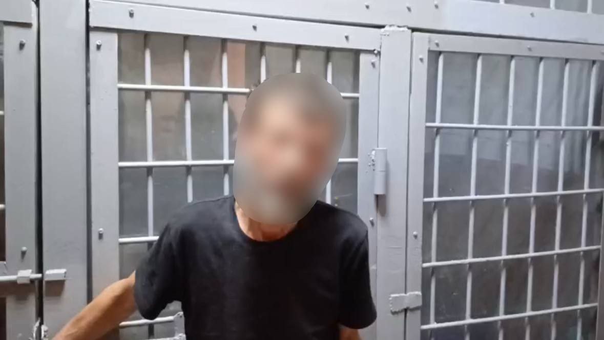 В Морозовском районе сотрудники полиции задержали подозреваемого в заведомо ложном сообщении о существующей опасности  28 июня 2025 года около 11:50 в дежурную часть Межмуниципального отдела МВД России «Морозовский» поступило телефонное сообщение диспетчера службы «112» о том, что неизвестный житель Морозовского района якобы собирается совершить противоправные действия в отношении объекта транспортной инфраструктуры.  В ходе оперативно-розыскных мероприятий сотрудники полиции установили личность и местонахождение звонившего. Им оказался 55-летний житель хутора Гурина. Мужчину доставили в территориальный отдел полиции для дальнейшего разбирательства.  Как выяснили сотрудники полиции, накануне гражданин употреблял спиртные напитки. Находясь в состоянии опьянения, он осуществил заведомо ложный вызов. Задержанный объяснил свой поступок влиянием алкоголя, в действительности озвученную угрозу мужчина реализовывать не планировал.   В настоящее время в отношении мужчины возбуждено уголовное дело по признакам преступления, предусмотренного частью 2 статьи 207 УК РФ «Заведомо ложное сообщение об акте терроризма».   ГУ МВД России по Ростовской области напоминает: санкции части 2 статьи 207 УК РФ предусматривают наказание в виде штрафа в размере от 500 000 до 700 000 рублей или в размере заработной платы или иного дохода осужденного за период от одного года до двух лет либо лишением свободы на срок от трех до пяти лет.   #gumvdro #мвд #мвд61 #МВДРоссии #полиция #ростов #ростовскаяобласть