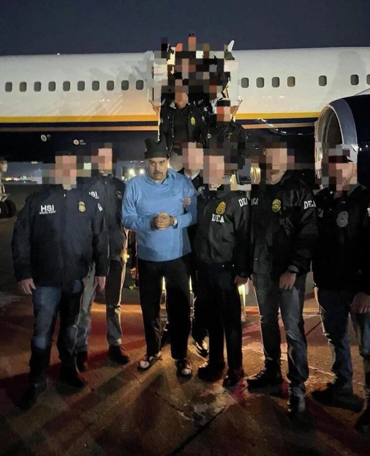 Мадуро перевели в камеру с 18 заключенными рассказал Spiegel его сын По его словам половина из них говорит на испанском Президент Венесуэлы общается с сокамерниками смотрит телевизор и учит английский язык Мадуро в тюрьме много времени проводит за чтением Библии книгу ему приносит сын Sputnik Kyrgyzstan