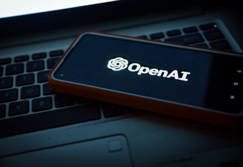 Илону Маску грозит суд за преследование OpenAI   ‍  Более десяти лет назад Илон Маск был одним из основателей OpenAI, однако его уход совпал с ростом популярности ChatGPT. Теперь руководство OpenAI считает, что Маск пытается подорвать бизнес компании, продвигая стартап xAI.    Иск против Маска, как сообщает Bloomberg, подан на этой неделе. Адвокаты обвиняют его в использовании судебных разбирательств и медиа для вреда OpenAI. В частности, речь идет о его попытке купить стартап за $97,4 млрд, что препятствует переговорам с другими инвесторами.    Представители OpenAI утверждают, что действия Маска направлены на создание более выгодных условий для xAI. Недавно OpenAI привлекла $40 млрд от SoftBank, что увеличило капитализацию компании до $300 млрд.    Судебные разбирательства по этому делу могут начаться в марте следующего года.   Источник изображения: Unsplash, Levart_Photographer