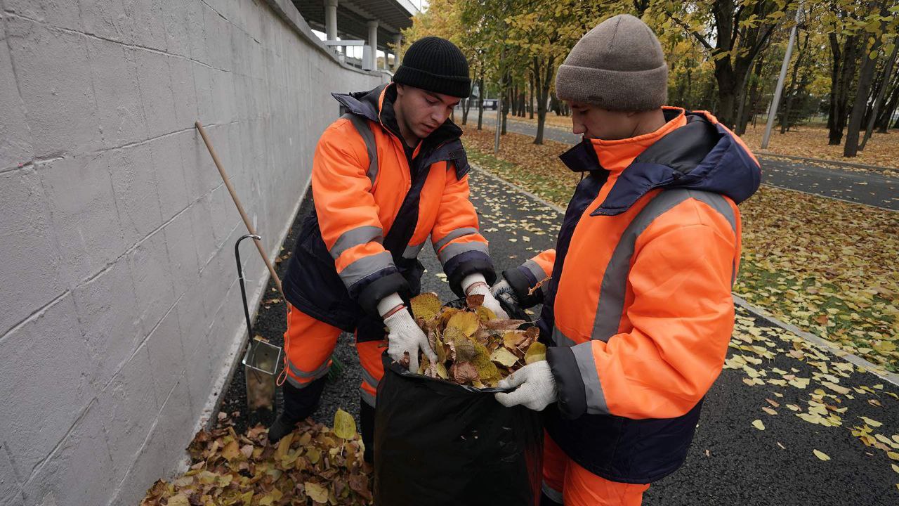 Острее всего кадровая проблема в сфере ЖКХ сложилась с дворниками инженерами слесарями и руководителями сообщили Известиям власти регионов Редакция запросила все регионы России о том где и каких кадров не хватает Как следует из их ответов ситуация с прошлого года не слишком поменялась При этом зарплаты в этой сфере за последний год выросли на 25 до 81 тыс рублей но всё еще остаются недостаточными для преодоления кадрового дефицита Мешает идти в ЖКХ и непрестижность отрасли отмечают эксперты