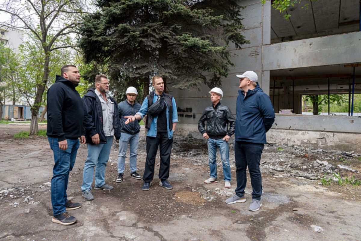 Тульская область продолжает восстанавливать социальные объекты в Мариуполе Тульская область продолжает системную работу по восстановлению подшефной территории в Мариуполе. По поручению губернатора Дмитрия Миляева, ход восстановительных работ проинспектировал первый заместитель главы региона, председатель правительства Михаил Пантелеев. Подробнее Тульские Известия