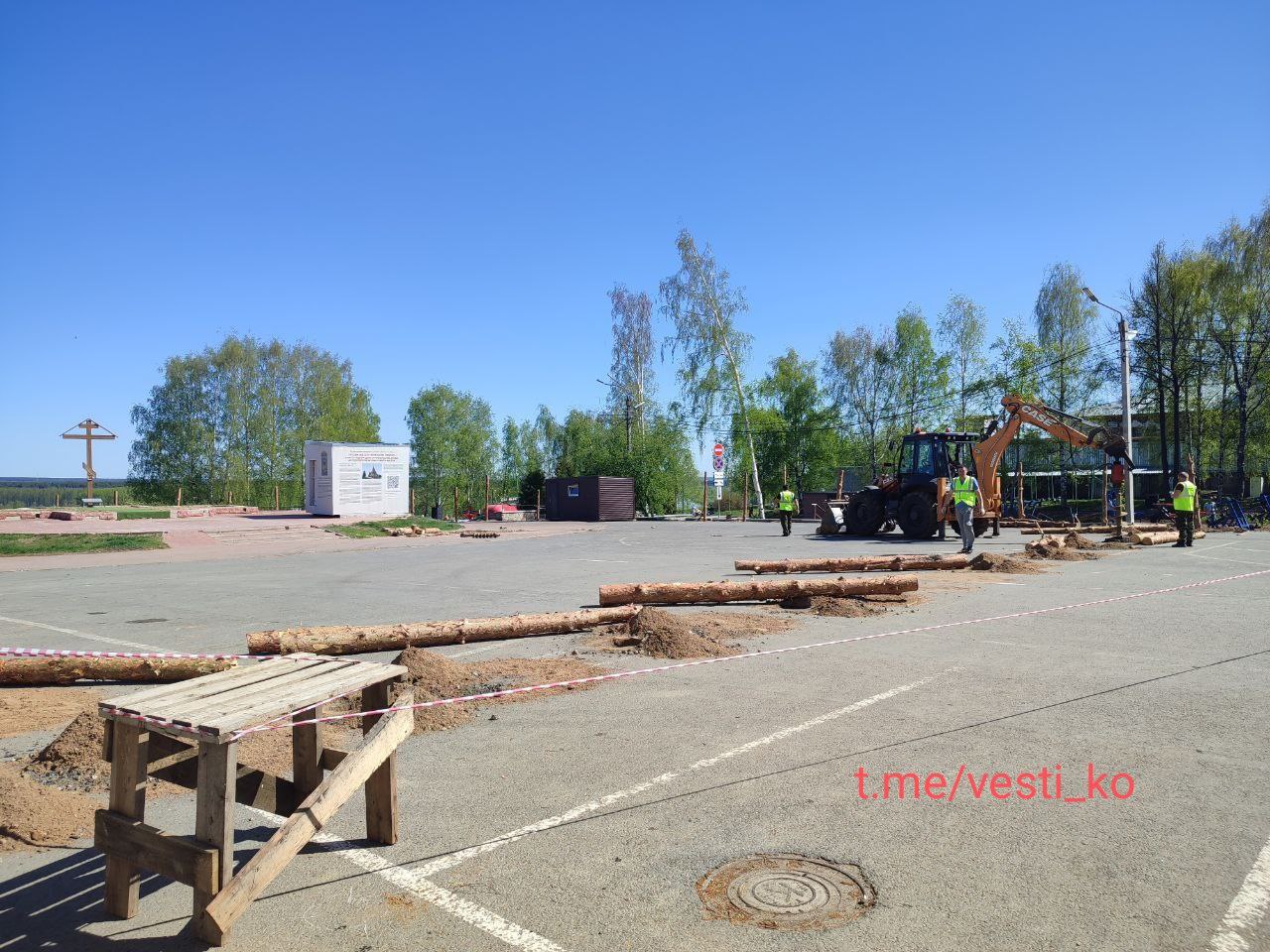 На набережной Грина в Кирове начали огораживать место строительства нового здания Феодоровской церкви. Взамен сгоревшего деревянного храм будет каменный. Его восстановят на основе первоначального проекта архитектора Чарушина.