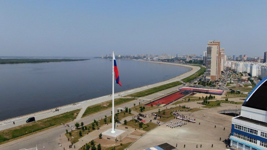 Дмитрий Демешин дал старт новой традиции – полуденному выстрелу    Ровно в полдень глава региона дал первый залп из пушки в честь 167-летия краевой столицы. Дмитрий Демешин подчеркнул, что это выражение благодарности всем героям-дальневосточникам за мирное небо над головой.  Полуденный выстрел будет звучать в Хабаровске в особых случаях, в важные для страны и края даты. Гильзу от первого выстрела передадут в музей имени Н.И. Гродекова.      Также в День города состоялось торжественное открытие самого высокого в крае флагштока с Государственным флагом России. 50-метровая мачта установлена у Арены «Ерофей».