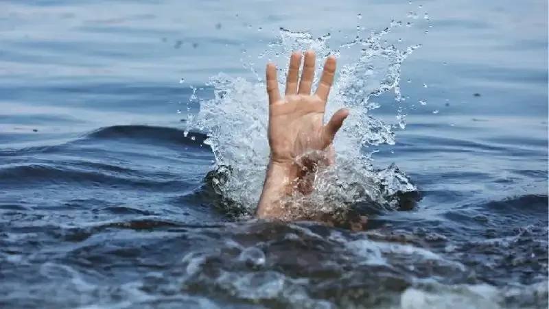 Еще одна жертва пляжного сезона:  вчера утонул мужчина 1980 года рождения на пляже «Волна» в бухте Находка в Находкинском городском округе   Погибший был извлечен из воды спасателями МЧС России и передан сотрудникам полиции.