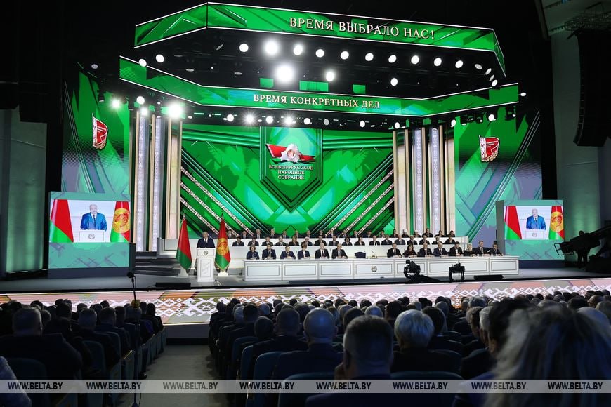 Александр Лукашенко поставил задачу поднять планку энергетической независимости Беларуси к 2030 году Президент Беларуси отметил что энергетика является гарантом экономического развития и вопросом самодостаточности государства Преимущества Беларуси в данном аспекте очевидны Построенная АЭС серьезно укрепила нашу независимость энергетическую Но к 2030 году надо поднять этот уровень еще выше заявил Александр Лукашенко