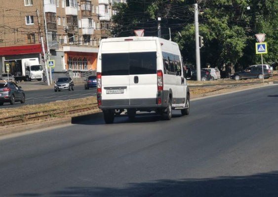 Мне государство не помогает уфимку с ребенком высадили из маршрутки из за желания оплатить проезд по карте Инцидент произошел утром 22 сентября Уфимка вместе с четырехлетней дочерью направлялись в поликлинику по ул Вологодская и сели в автобус 221 в сторону Шакши По словам женщины водитель заявил что за проезд нужно оплачивать либо переводом либо наличкой и больше никак Также она отметила что салон был полностью прокурен а проезд в нем стоил 45 рублей Я говорю мне неудобно переводить поскольку я стою держу ребенка и выходить мне уже скоро И напомнила водителю что у меня есть право оплачивать за проезд по банковской карте Водитель ответил что государство ему не помогает и ему все равно Тогда я заявила что у меня есть право вообще не платить за проезд рассказал UTV уфимка После этих слов водитель открыл двери маршрутки вне остановки и женщина с дочерью покинули автобус Отметим что маршрут 221 от Колхозного рынка до станции Шакша обслуживает перевозчик ООО Арбат Источник UTV Подпишитесь на ufa rb