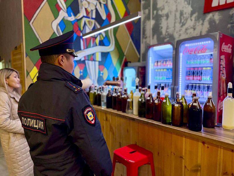В улан удэнских рюмочных Белка и Стрелка выявили нарушения На незаконную торговлю спиртным пожаловались горожане Рейд подтвердил в Белке оборот алкоголя осуществлялся без сопроводительных документов выявлены нарушения правил продажи и технических регламентов Заведение рискует получить штраф от 150 до 390 тысяч рублей В соседней Стрелке также нарушались правила продажи алкоголя а торговали им без лицензии Хозяину бару грозит штраф от 120 до 140 тысяч рублей Также нарушения нашли в баре Синий Кит там занимались реализацией алкоголя на вынос Его владелец получил административный протокол со штрафом от 100 до 3000 тысяч рублей В Эскобаре на улице Кирова продажа спиртного осуществлялась без сопроводительных документов К тому же объект расположен рядом с учебным заведением где торговля алкоголем строго запрещена Ранее Эскобар трижды привлекался к ответственности был оштрафован на 200 тысяч рублей а изъятая продукция свыше 900 бутылок уничтожена Несмотря на это деятельность продолжается за счёт смены ИП Проверки и совместные рейды будут продолжены infpolru