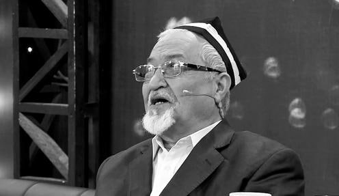 В возрасте 84 лет в Узбекистане скончался заслуженный работник культуры Узбекистана Мираббос Мирзаахмедов который более 40 лет был режиссером и ведущим телепередачи Оталар сузи аклнинг кузи Соболезнования в связи с его смертью выразили президент Узбекистана Шавкат Мирзиёев и другие представители руководства страны ℹ  Мираббос Мирзаахмедов один из ветеранов узбекского телевидения чья карьера длилась более 60 лет Родился 30 сентября 1941 года в Ташкенте получил актёрское образование и начал работать ассистентом режиссёра на УзТРК позже стал режиссёром и главным режиссёром телеканалов Ёшлар и Ўзбекистон Он создал множество телепрограмм и фильмов включая Весна не вернётся Ищу Прислушайся к сердцу Спор Три корня Дела земные Особую популярность получила передача Оталар сўзи ақлнинг кўзи выходящая уже свыше 40 лет и посвящённая семейным и нравственным ценностям Мирзаахмедов был педагогом воспитал новое поколение телеспециалистов Награждён званиями и орденами включая Заслуженный работник культуры Трудовая слава и Дружба Актуальные новости из Центральной Азии fergananews