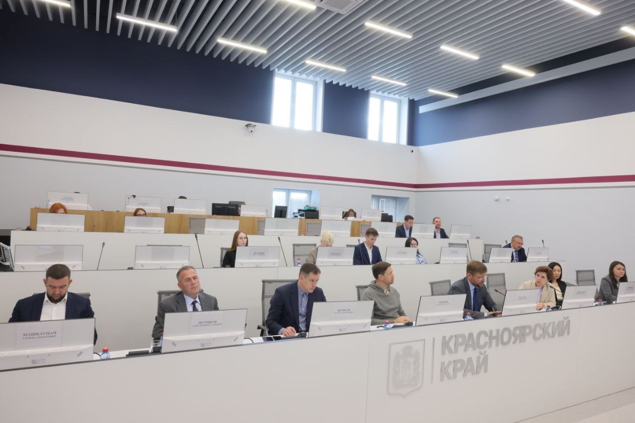 В Красноярском крае проходит региональная стажировка для участников Комплексной программы развития федерального кадрового резерва на государственной гражданской службе РФ. Проектная команда по направлению «Технологическое лидерство» на базе Регионального координационного центра Красноярского края встретилась с заместителем председателя Правительства Красноярского края, заместителем председателя комиссии Госсовета по направлению «Технологическое лидерство» Алексеем Медведевым и представителями региональных органов исполнительной власти. Предметом обсуждения стала деятельность комиссии Госсовета РФ по направлению «Технологическое лидерство», которую по указу Президента страны возглавил губернатор края Михаил Котюков. Участникам программы рассказали о поддержке научно-технических проектов по направлению технологического лидерства, а также в целом о результатах и перспективах научно-технологического развития региона. Проинформировали и о результатах работы по формированию инфраструктуры БАС в крае.