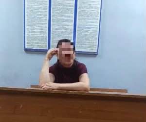 В Стерлитамаке женщина ударила сожителя ножом во время ссоры В дежурную часть Управления МВД России по г Стерлитамаку поступило сообщение из медицинского учреждения о том что бригадой скорой помощи с колото резаными ранами доставлен 27 летний мужчина По предварительным данным телесные повреждения нанесла сожительница Сотрудниками полиции 36 летняя подозреваемая была доставлена в Управление МВД России по городу Стерлитамаку По предварительной информации конфликт возник в ходе совместного распития спиртных напитков В ходе потасовки женщина защищаясь от побоев схватила нож и нанесла удары мужчине По данному факту возбуждено уголовное дело по пункту з части 2 статьи 111 Уголовного кодекса Российской Федерации умышленное причинение тяжкого вреда здоровью Подозреваемая заключена под стражу Алина Сатлыкова Управление МВД России по г Стерлитамаку