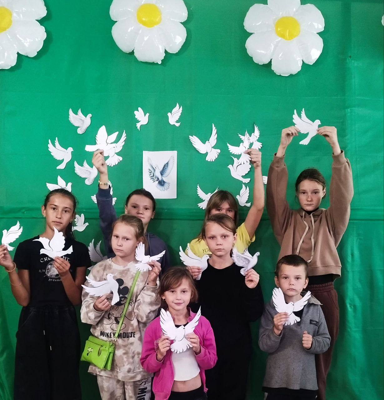 В Новодмитровском сельском доме культуры прошел тематический час Мир нужен всем приуроченный к Международному дню мира В условиях сегодняшнего неспокойного мира особенно важно говорить с детьми о мире и дружбе На мероприятии ребята узнали историю праздника обсудили последствия войн и поняли что каждый из нас может внести свой вклад в борьбу за мир Дети делились своими мыслями о дружбе уважении и том как маленькие шаги могут сделать наш мир лучше и дружелюбнее Этот день стал важной вехой в их понимании того что мир и дружба это главные ценности которые мы должны беречь и развивать ДеньМира Новодмитровск Дружба Культура
