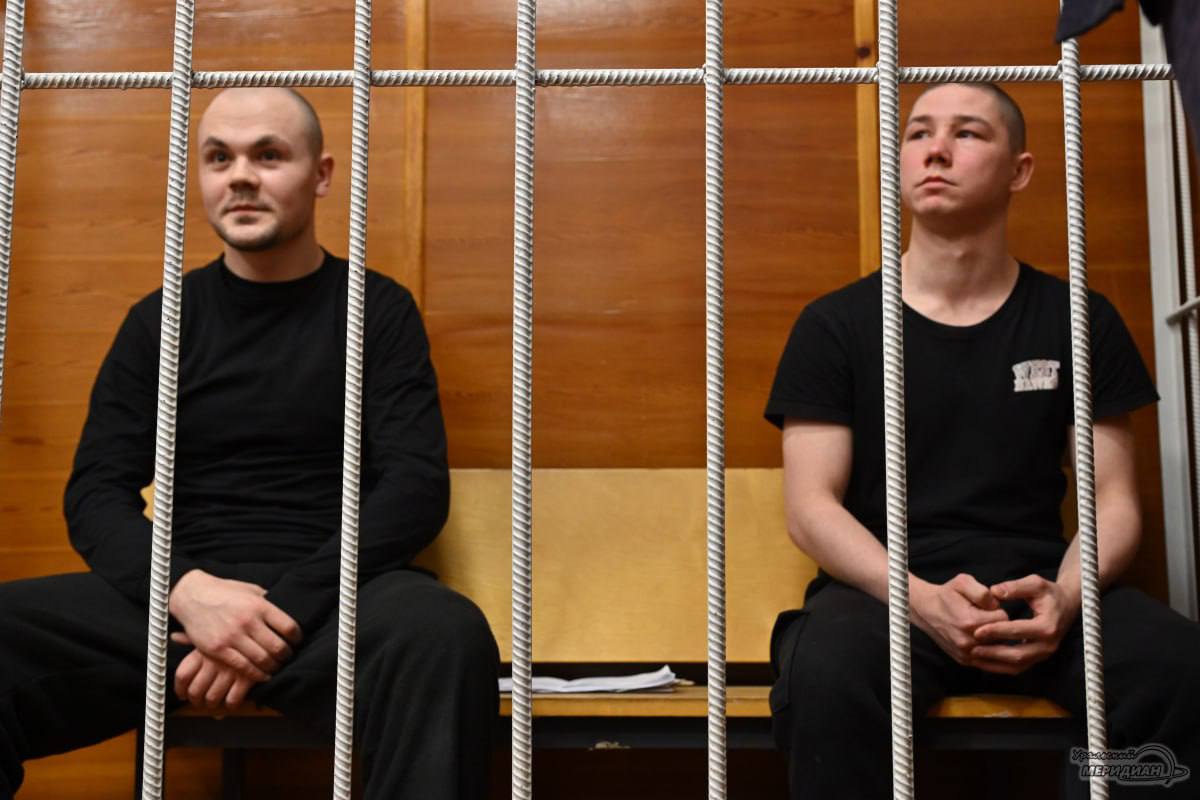 Сбежавшие из СИЗО мужчины ответят за кражу и побег Иван Корюков и Александр Черепанов ранее осуждённые за попытку поджога военкомата предстанут перед судом за побег из СИЗО и кражу Им грозит 14 и 16 5 лет лишения свободы соответственно Ночью 1 сентября мужчины сбежали из камер использовав кусок проволоки Во время побега они похитили у дачников вещи на общую сумму 7 173 включая одежду обувь электронику и плед Александра Черепанова задержали 8 сентября Ивана Корюкова 15 сентября Сегодняшнее судебное заседание перенесли из за отсутствия пострадавшего включён в перечень террористов и экстремистов включён в перечень террористов и экстремистов Подписаться на Уральский меридиан