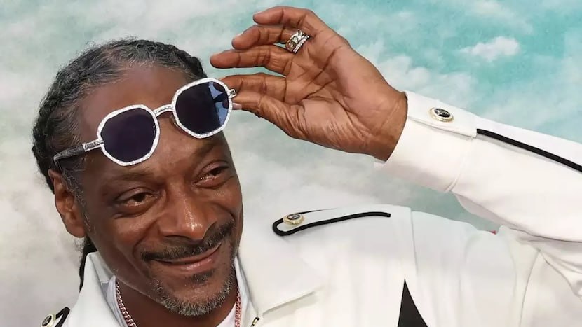 Есть нюанс американский рэпер Snoop Dogg согласился провести концерт в РФ Известный американский рэп исполнитель Snoop Dogg согласился провести выступление в России но обозначил конкретные требования Так по данным Telegram канала Baza его выступление должно состояться на закрытой вечеринке а сумма гонорара составит не менее двух миллионов долларов Вместе с этим полет артиста до территории РФ должен пройти на частном премиум самолете Также его номер должен находиться в пятизвездочном отеле Отмечается что любая фото и видеосъемка музыканта запрещены а все участники подписывают соглашение о конфиденциальности В гримерке рэпера нужна PlayStation 1 с различными играми четырьмя джойстиками и большим экраном Для группы поддержки требуется отдельная гримерка оборудованная душевой кабиной и туалетом рассчитанная на 12 человек Кроме того организаторам необходимо предоставить меню на 16 человек включающее жареную курицу барбекю итальянскую и мексиканскую кухню стейки рыбу овощное карри Подчеркивается что в охрану рэперу нужны 11 человек которые умеют говорить на английском и будут регулярно осуществлять патруль Подписаться на VSE42 Ru Подписаться на нас в MAX