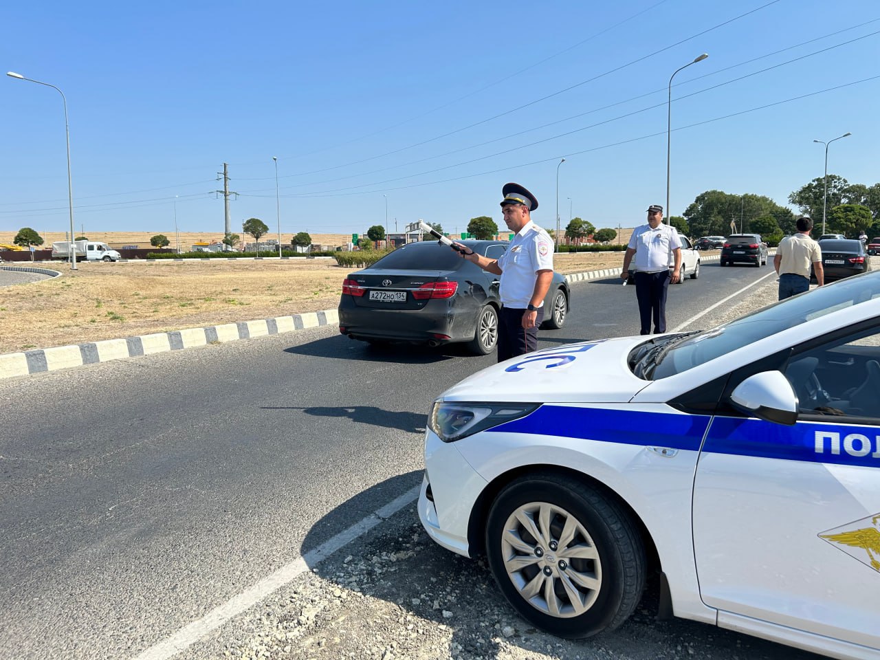 Водителям за отказ остановиться по требованию теперь грозит штраф до 10 тысяч рублей Штраф для водителя за отказ остановить автомобиль по требованию полицейского увеличился более чем в десять раз — до 7-10 тысяч рублей. Ранее автомобилистов, проигнорировавших требование об остановке, штрафовали на 500-800 рублей. Закон 7 июля подписал Президент России Владимир Путин. Документ опубликован на официальном интернет-портале правовой информации. Кроме того, за отказ пройти весовой и габаритный контроль транспорта теперь будут штрафовать на 600 тысяч рублей, за нарушение порядка, способов или сроков размещения сведений в системе выдачи спецразрешения на движение грузовиков либо за предоставление неполной информации штраф составит от 3 до 5 тысяч рублей для граждан, для должностных лиц — от 20 до 30 тысяч рублей, для компаний — от 50 до 150 тысяч рублей.