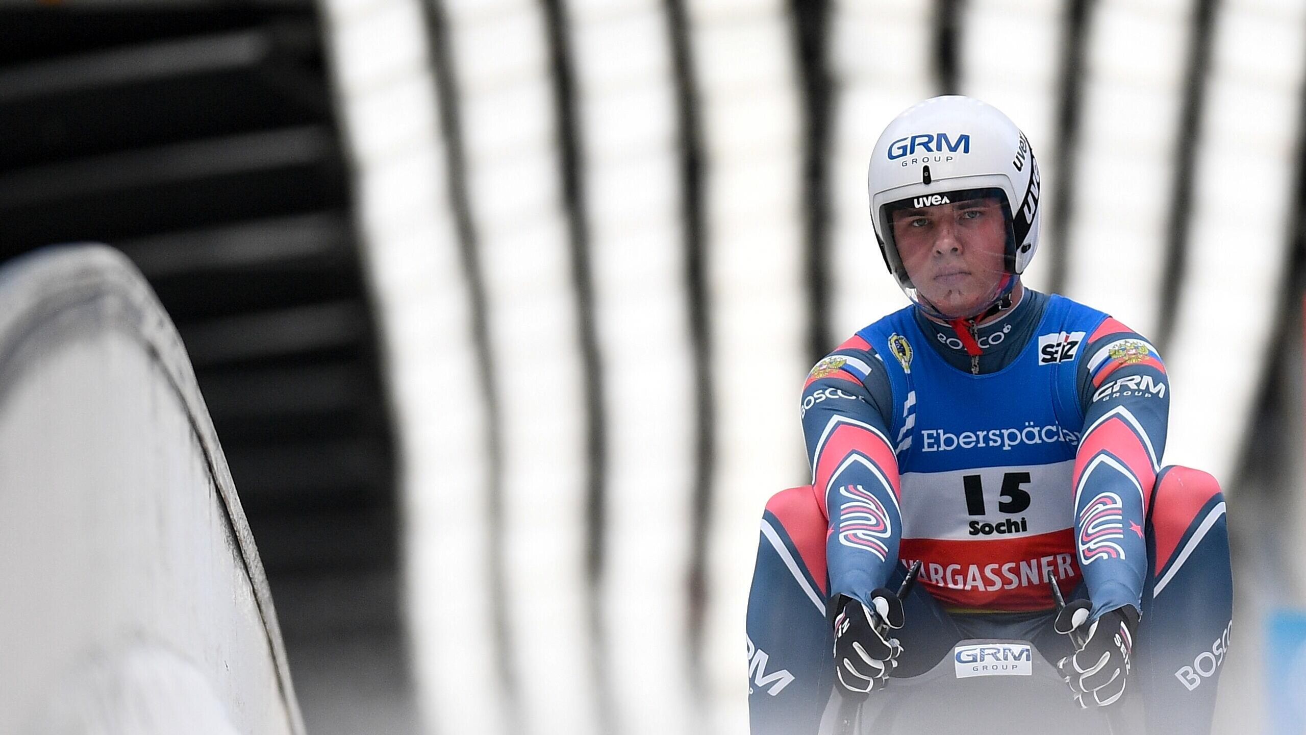 Трехкратный серебряный медалист Олимпийских игр по санному спорту и бывший главный тренер сборной России Альберт Демченко заявил РИА Новости что Павел Репилов стабильно и без грубых ошибок провел третий и четвертый заезды на Олимпиаде в Италии Россиянин по сумме четырех попыток показал результат 3 минуты 34 963 секунды и занял 14 е место По итогам двух субботних заездов спортсмен находился на 16 й позиции Олимпийским чемпионом стал немец Макс Лангенхан 3 31 191 серебряным призером австриец Йонас Мюллер 3 31 787 а бронзовым итальянец Доминик Фишналлер 3 32 125 Павел сегодня проехал хорошо без ошибок он молодец На Олимпиаде такая своеобразная трасса и есть один замороченный вираж но перепад высот составляет 107 метров Откуда там будут большие скорости Репилов сегодня провел оба заезда в одном ключе примерно так же как и вчера