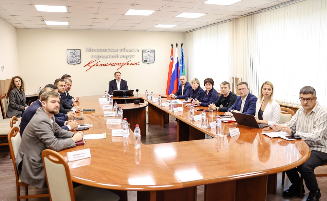 Принял участие в совещании которое провел Губернатор Московской области Андрей Юрьевич Воробьев В числе приоритетных тем синхронизация работ по благоустройству исполнение муниципальных контрактов в части содержания территорий ЖКХ инженерной и энергетической инфраструктуры а также ремонт дорог Реализация проектов благоустройства как подчеркнул Андрей Юрьевич охватывает не только обновление дворов парков скверов и общественных пространств но прежде всего заключается в культуре и подходе к производству работ Весь цикл должен быть синхронизирован и приведен к единому стандарту В Красногорске с начала года было выдано более шестисот ордеров на право производства земляных работ включая наши ресурсоснабжающие организации Говоря о реализации масштабной программы ремонта дорог Губернатор отметил что весь спектр работ должен быть своевременно завершен а качество оставаться на высоком уровне В нашем округе в этом году под обновления попали 25 участков муниципальных и региональных дорог общей протяженностью более 22 километров большая часть из которых муниципальная сеть vdv volkov