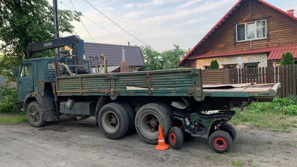 В Ярославле 7-летний ребенок, управляя квадроциклом, столкнулся с припаркованным КамАЗом на улице Сусанина. В результате ДТП госпитализировали самого водителя и его 17-летнего пассажира. По данным Госавтоинспекции, оба были без мотошлемов. «Госавтоинспекция призывает родителей строго контролировать и пресекать попытки детей и подростков самостоятельно сесть за руль, а также исключить для них возможность доступа к ключам автомобилей, мопедов и мотоциклов» — ГАИ. Фото: Госавтоинспекция Ярославской области Еще больше новостей — в Telegram-канале «Ъ-Ярославль»