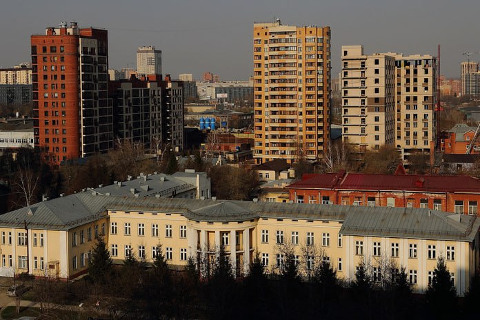 В Новосибирске объявлен поиск подрядчика для разработки проекта организации работ по сносу здания старой инфекционной больницы, расположенной по ул. Семьи Шамшиных, 40. Информация об этом появилась на сайте госзакупок. В отдельный тендер выделено здание Лечебного корпуса №4, начальная максимальная цена контракта составляет 1 790 140,00 ₽. Также под снос пойдут еще 8 объектов — больничный корпус №5, патологоанатомический, диспансерный, административный, лабораторный корпуса, пищеблок, проходная и аптека. В этом лоте торги на разработку документов начинаются с максимальной стоимости в 4,3 млн рублей. Заявки на участие в аукционе принимаются до 21 июля 2025 года Согласно конкурсной документации, на территории проектируемых работ расположен объект культурного наследия местного муниципального значения. Речь идет о памятнике «Больница заразная инфекционная . Корпус 1», его намерены сохранить. Подробнее по ссылке