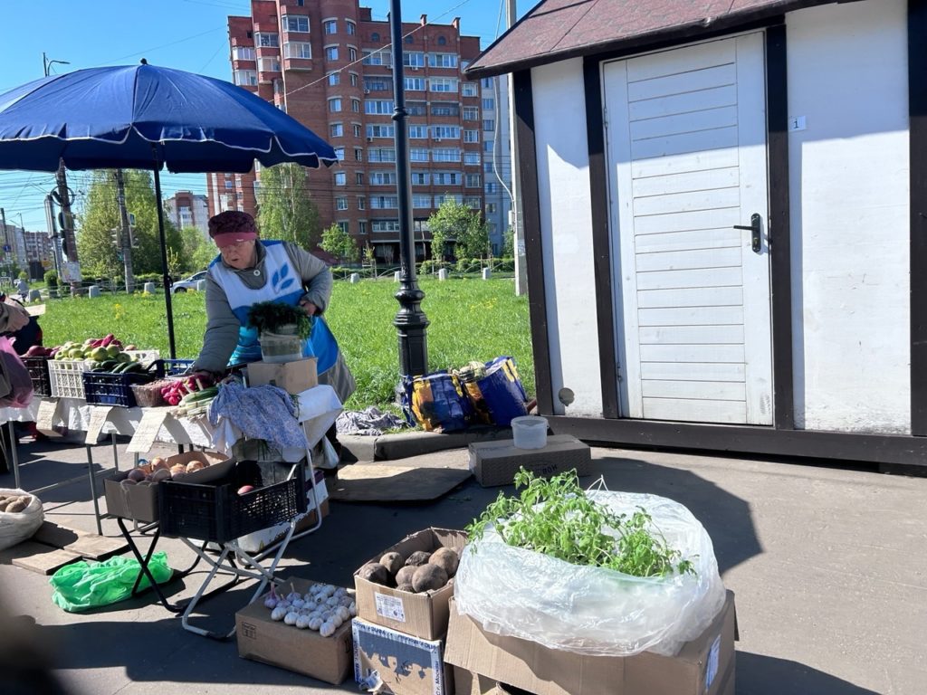 На ярмарках выходного дня в Рязани продали 3 тонны яблок и больше тонны овощей Как сообщает минсельхоз региона, в минувшую субботу в ярмарках выходного дня приняли участие 130 местных производителей продуктов питания, в том числе фермеры и граждане, ведущие личные подсобные хозяйства. На 190 торговых точках реализовано 6,7 т мяса, полуфабрикатов и колбасных изделий, 4,2 т молока и молочных продуктов, 4,1 т хлеба и хлебобулочных изделий, 0,2 т меда и продуктов пчеловодства, 1 т живой рыбы, 1,3 т картофеля, 1,1 т овощей, 3 т яблок. Очередные ярмарки выходного дня пройдут 10 мая на пяти площадках: у КДЦ «Октябрь», ТЦ «Европа», ТЦ «КИТ», ЦНТИ, а также на улице Дзержинского территория УРТ . Фото Марины Турбиной
