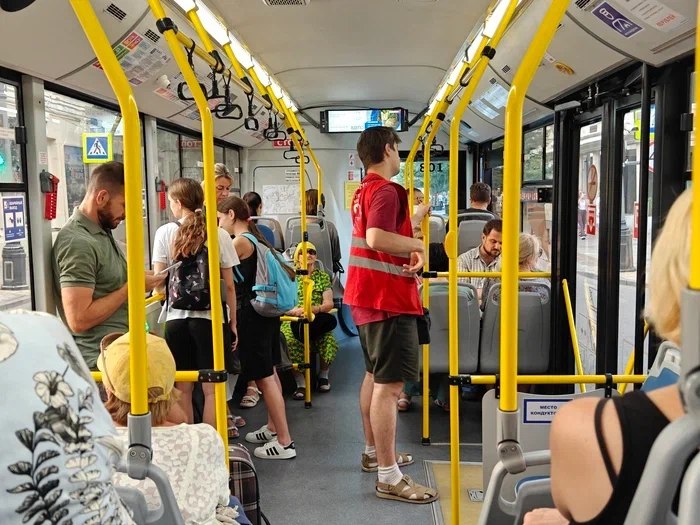 В Краснодаре с открытием аэропорта корректируется схема движения троллейбусного маршрута 7 Ранее из за реконструкции Фадеевского путепровода планировалось перенести конечную остановку к пересечению ул Фадеева и 1 го Мая однако теперь маршрут будет адаптирован к возобновлению работы аэропорта В департаменте транспорта опровергли распространившуюся в пабликах информацию о возможной отмене сообщения с аэропортом подтвердив что троллейбус 7 продолжит обслуживать пассажиров следующих к воздушной гавани Детальная информация о новой схеме движения будет опубликована дополнительно Фото Юрий Серебренников BFM Кубань BFMKuban